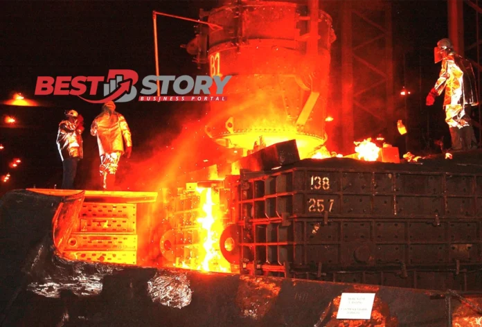 Radnici u zaštitnoj opremi nadgledaju proizvodnju čelika u pogonu Nove Željezare u Zenici