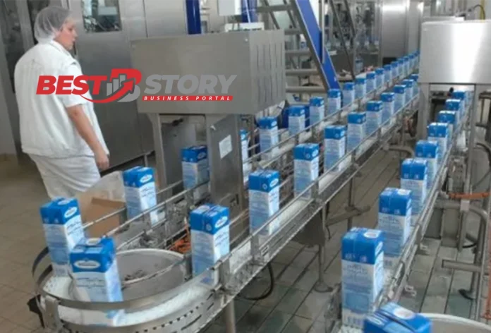 Proizvodna linija mljekare Meggle u Bihaću s pakovanjima mlijeka na traci