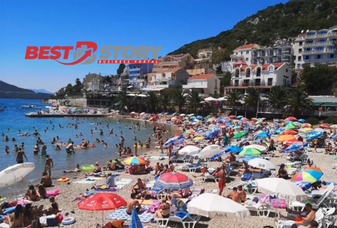 Plaža u Neumu puna turista tokom vrhunca ljetne sezone 2025
